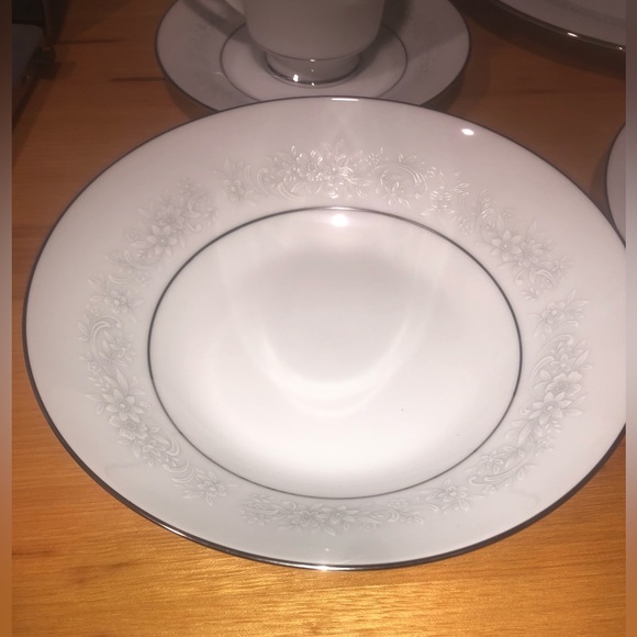 7 Piece Set Noritake Cumberland 2225 Silver Trim White Flowers China - Picture 5 of 10